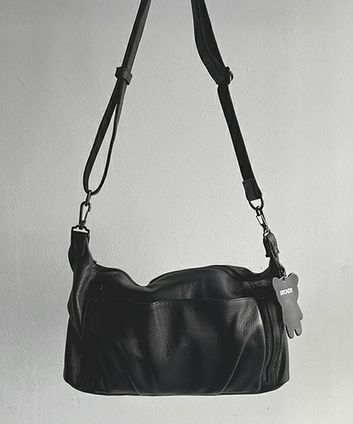 DECADE - オイルドカウレザー・ミニショルダーバッグ / ブラック / Oiled Cow Leather Mini Shoulder Bag  / B - Black【DCD-01346】 | femt