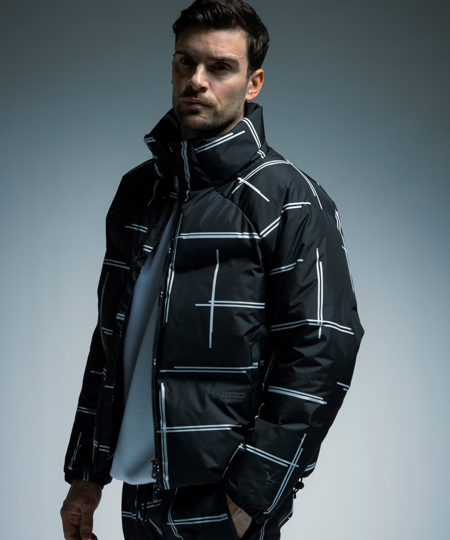 ☆先行予約☆1PIU1UGUALE3 RELAX × +phenix / スタンドカラーショートダウンジャケット WINDSTOPPER プロダクト by GORE-TEX LABS / ウィンドストッパー / ゴアテックス  / ブラック×ホワイト【USO-26132】