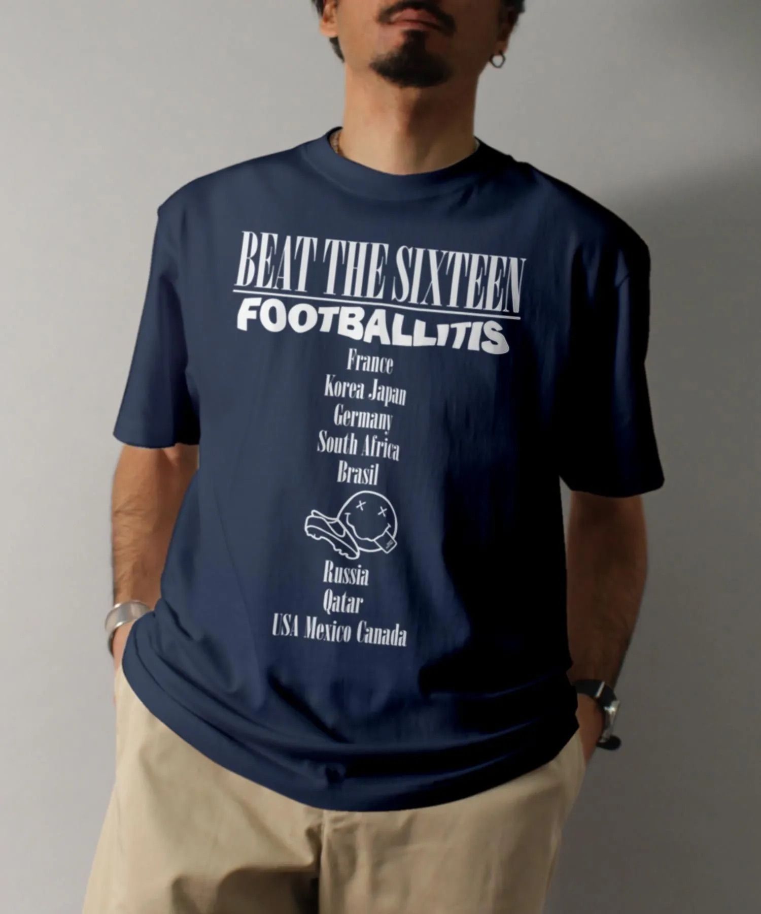 【FOOTBALLITIS】[SMILEY] Tシャツ / BLUE [261321NV]