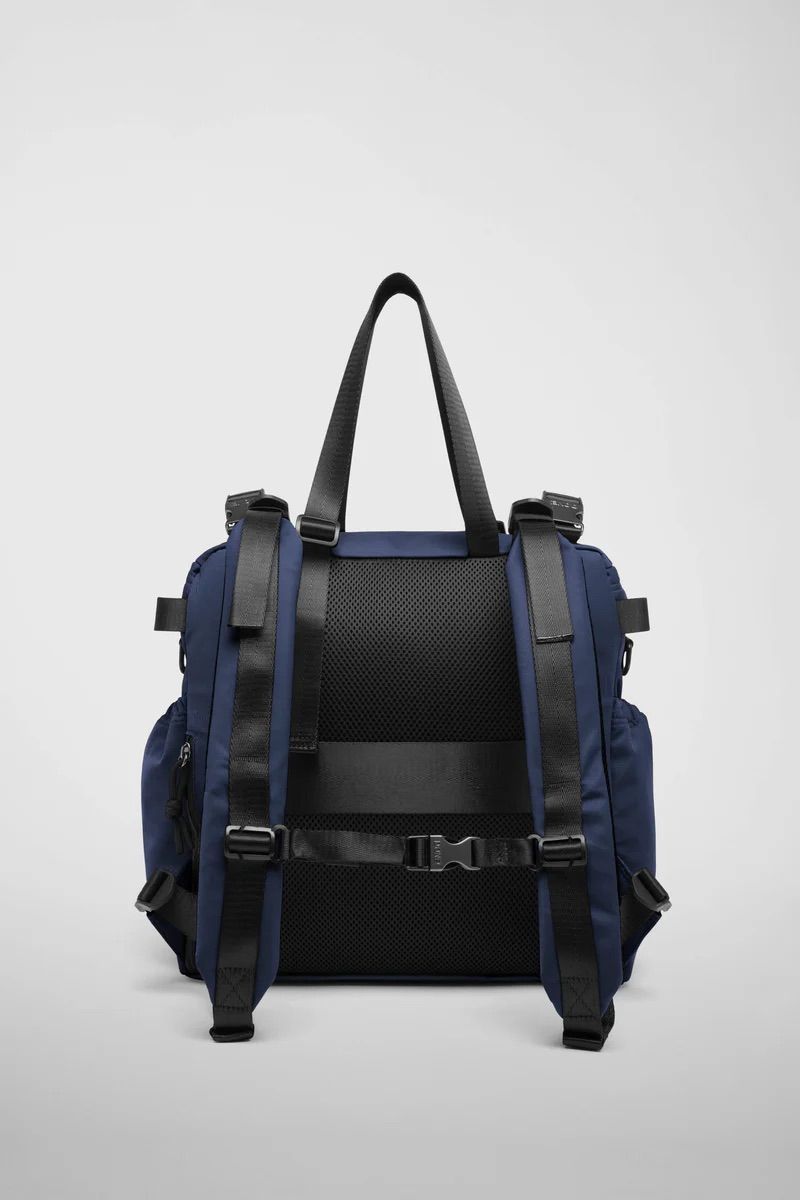 リュック バックパック ハンド ショルダー バッグ 2WAY / イースト+ウェスト リサイクルナイロン 防水 / Mサイズ / ネイビー [ZAEWRM002 BLU]