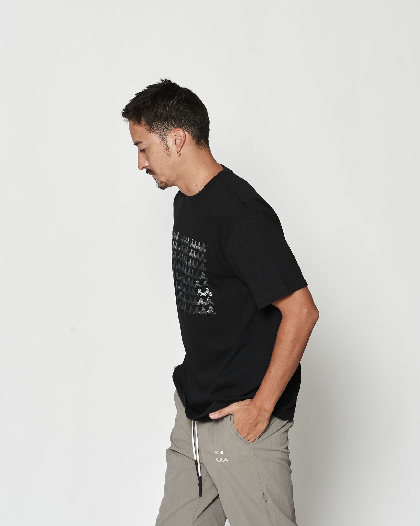 ☆先行予約☆muta MARINE × ACANTHUS  / フォイルプリントロゴTシャツ / Foil Print Wave Logo Tee / BLACK 【MA2621】