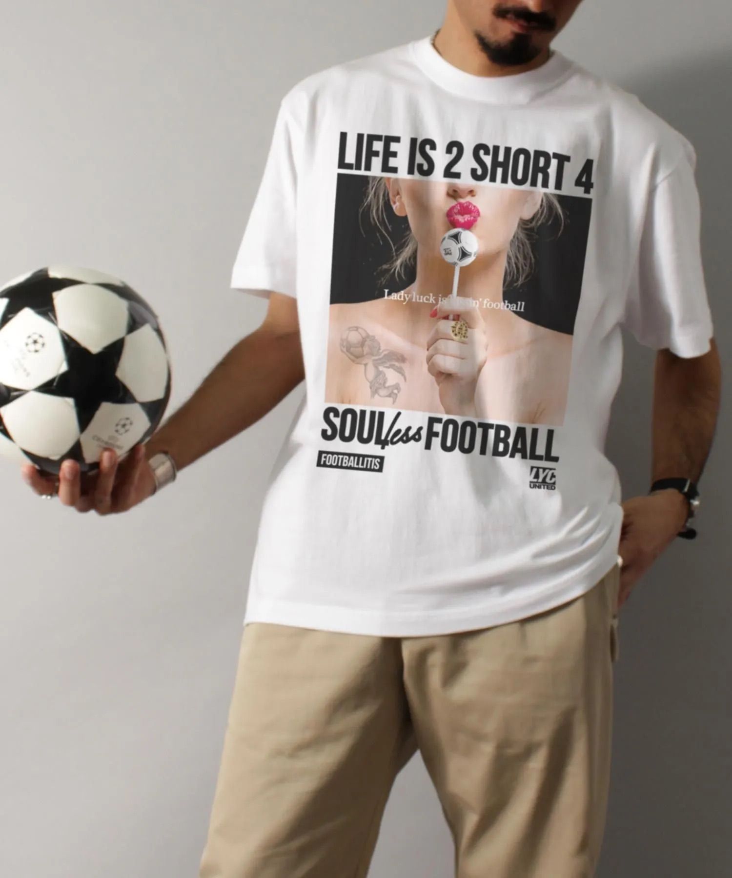 【FOOTBALLITIS】[LADY LUCK] Tシャツ / WHITE [261324CD]