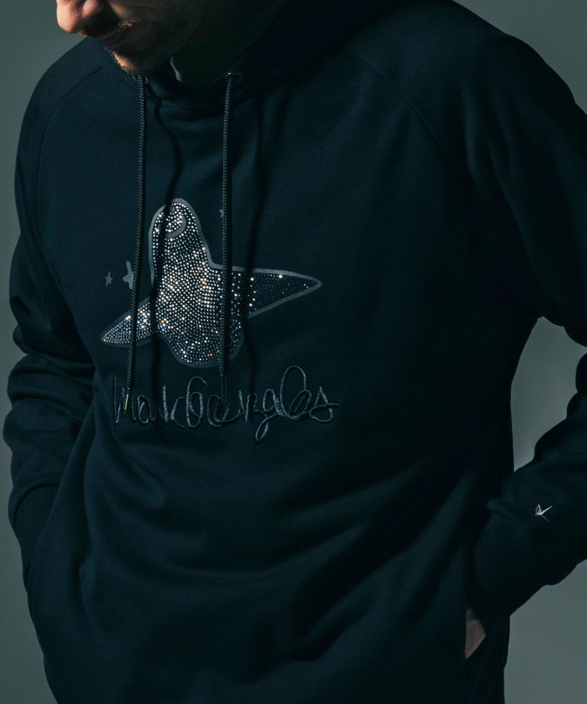 1PIU1UGUALE3 RELAX × Mark Gonzales / グラデーションラインストーンフーディー / パーカー / ブラック【UST-26015】