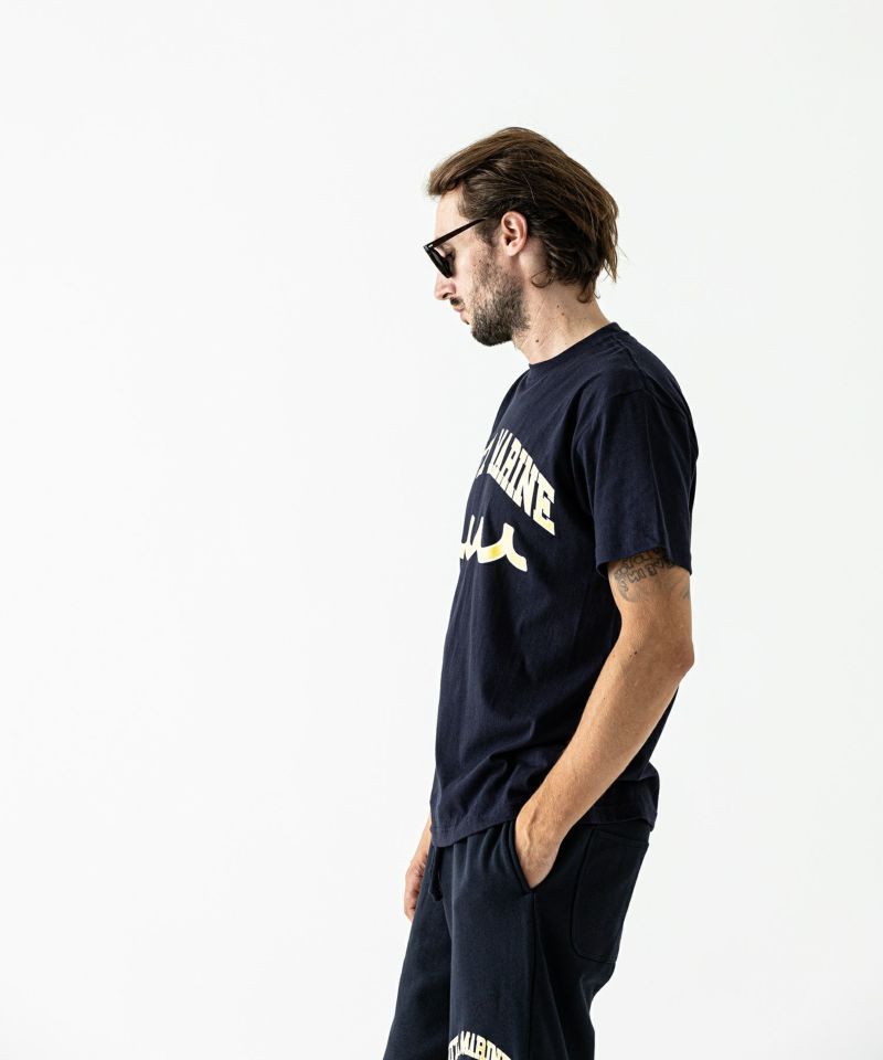 ACANTHUS x muta MARINE / muta College Logo Tee / カレッジロゴTシャツ / NAVY