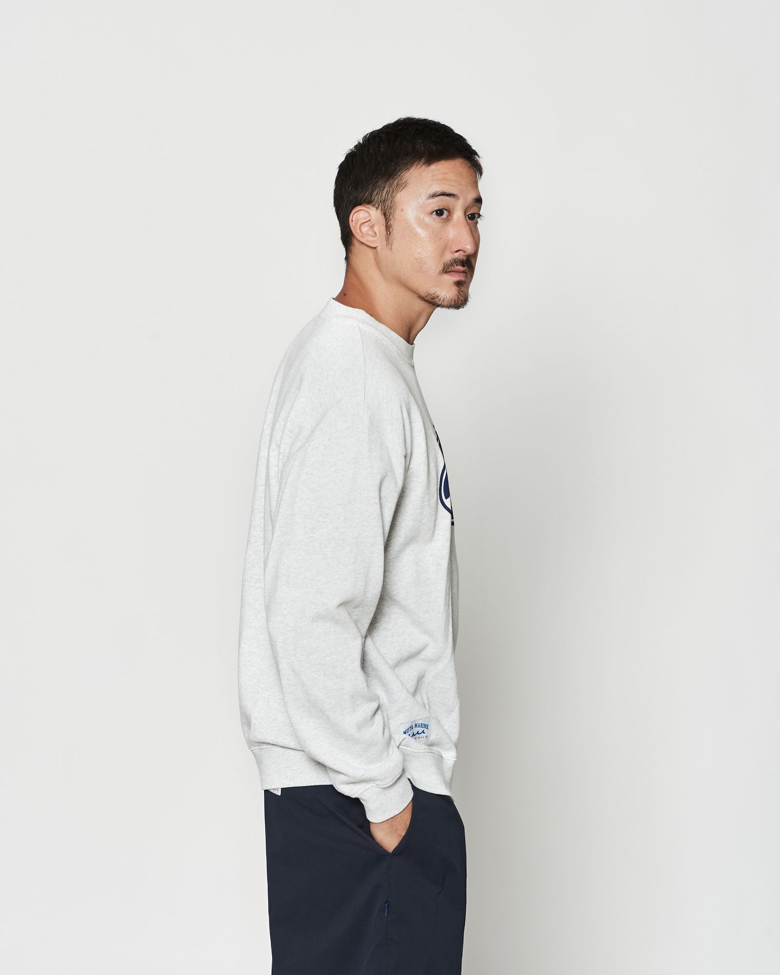 ☆先行予約☆muta MARINE × ACANTHUS  / エイジングサークルロゴクルーネックスウェット / Aging Circle Logo Crewneck / ASH GREY 【MA2611】