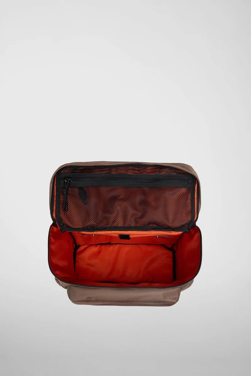 リュック バックパック ハンド ショルダー バッグ 2WAY / イースト+ウェスト リサイクルナイロン 防水 / Mサイズ / グレー [ZAEWRM012 GRIGIO]