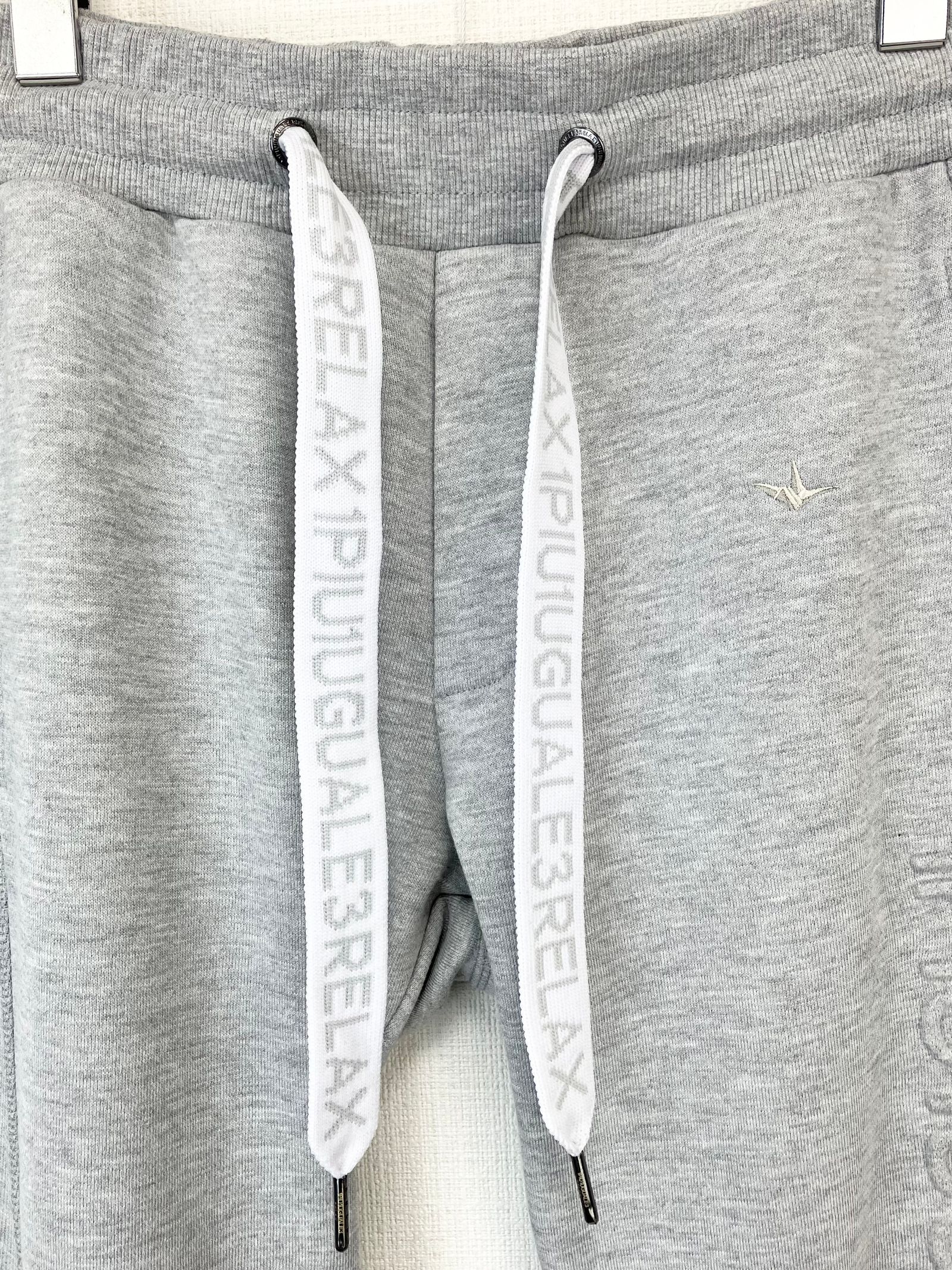 EMBOSSED LOGO JOGGER PANTS / エンボスロゴ ジョガーパンツ / グレー【USB-26063】