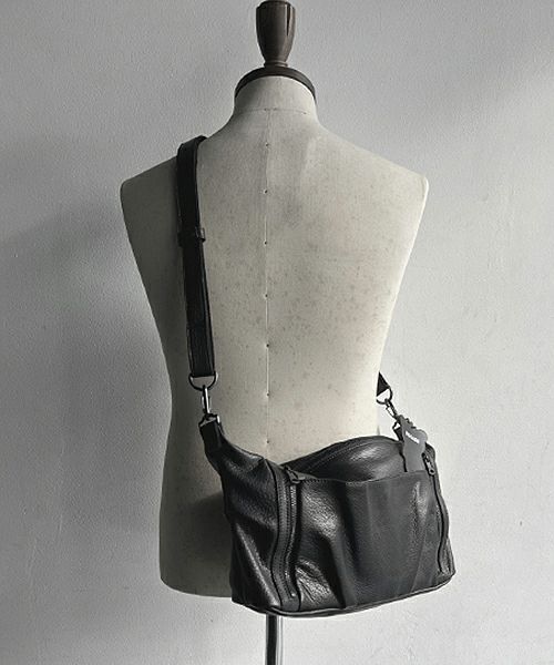 DECADE - オイルドカウレザー・ミニショルダーバッグ / ブラック / Oiled Cow Leather Mini Shoulder Bag  / B - Black【DCD-01346】 | femt