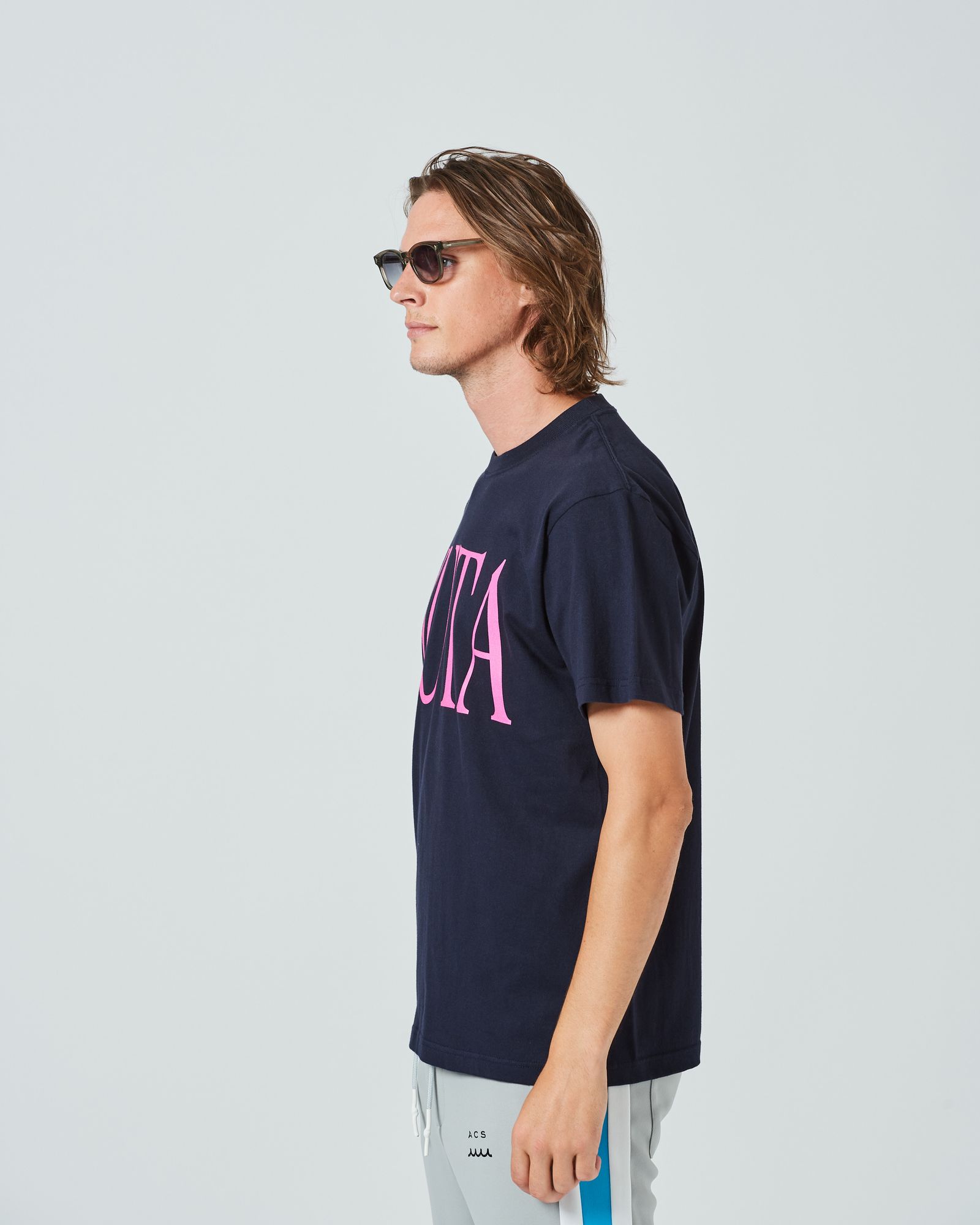 ACANTHUS x muta MARINE / muta BIG Logo Tee / ロゴプリントTシャツ / NAVY / MA2413