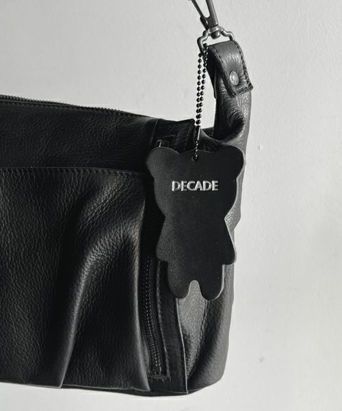 DECADE - オイルドカウレザー・ミニショルダーバッグ / ブラック / Oiled Cow Leather Mini Shoulder Bag  / B - Black【DCD-01346】 | femt