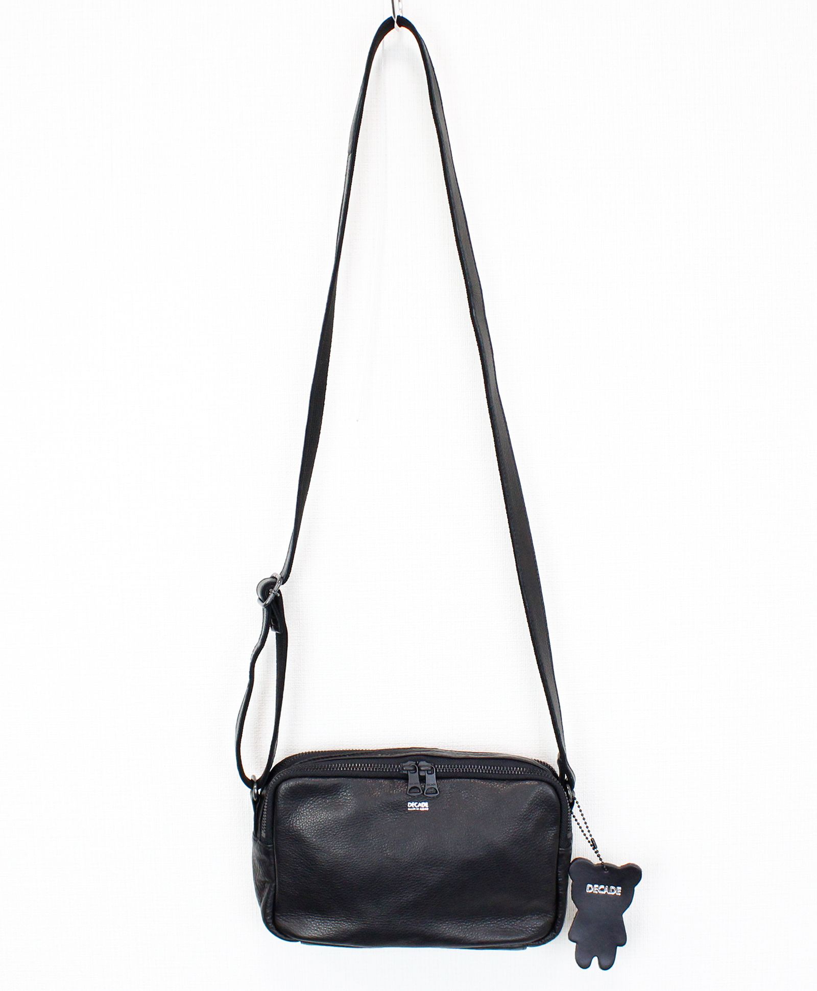 DECADE - オイルドカウレザー・ショルダーバッグ / ブラック / Oiled Cow Leather Shoulder Bag / Black  【DCD-01472】 | femt