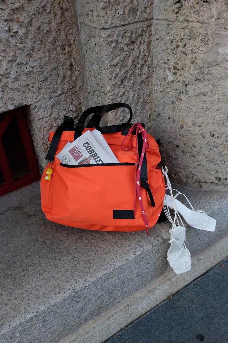 リュック バックパック ハンド ショルダー バッグ 2WAY / イースト+ウェスト リサイクルナイロン 防水 / Mサイズ / オレンジ [ZAEWRM167 ARANCIO]