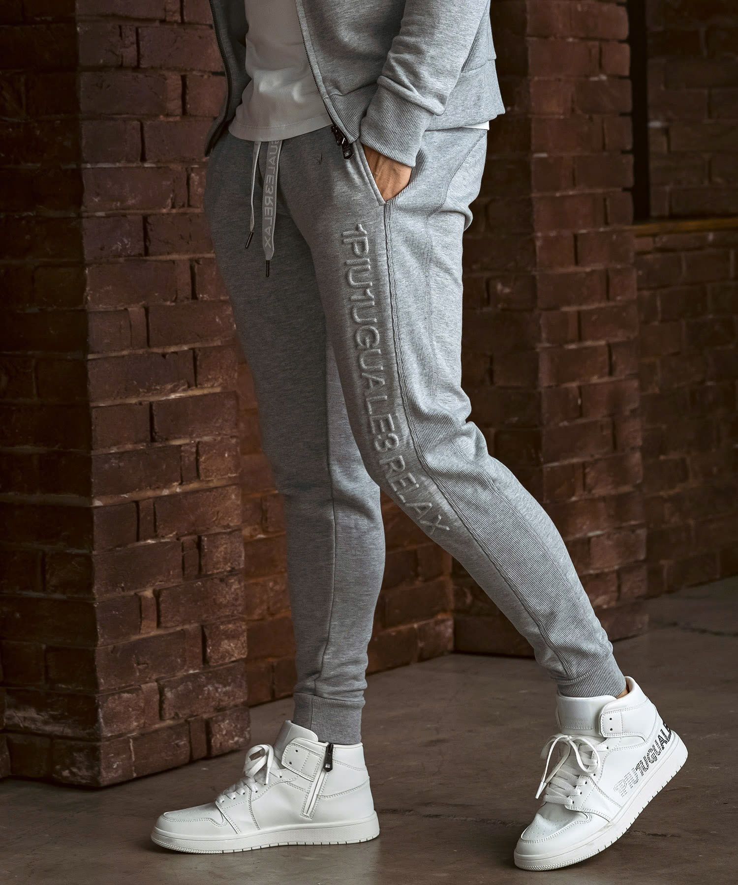 EMBOSSED LOGO JOGGER PANTS / エンボスロゴ ジョガーパンツ / グレー【USB-26083】