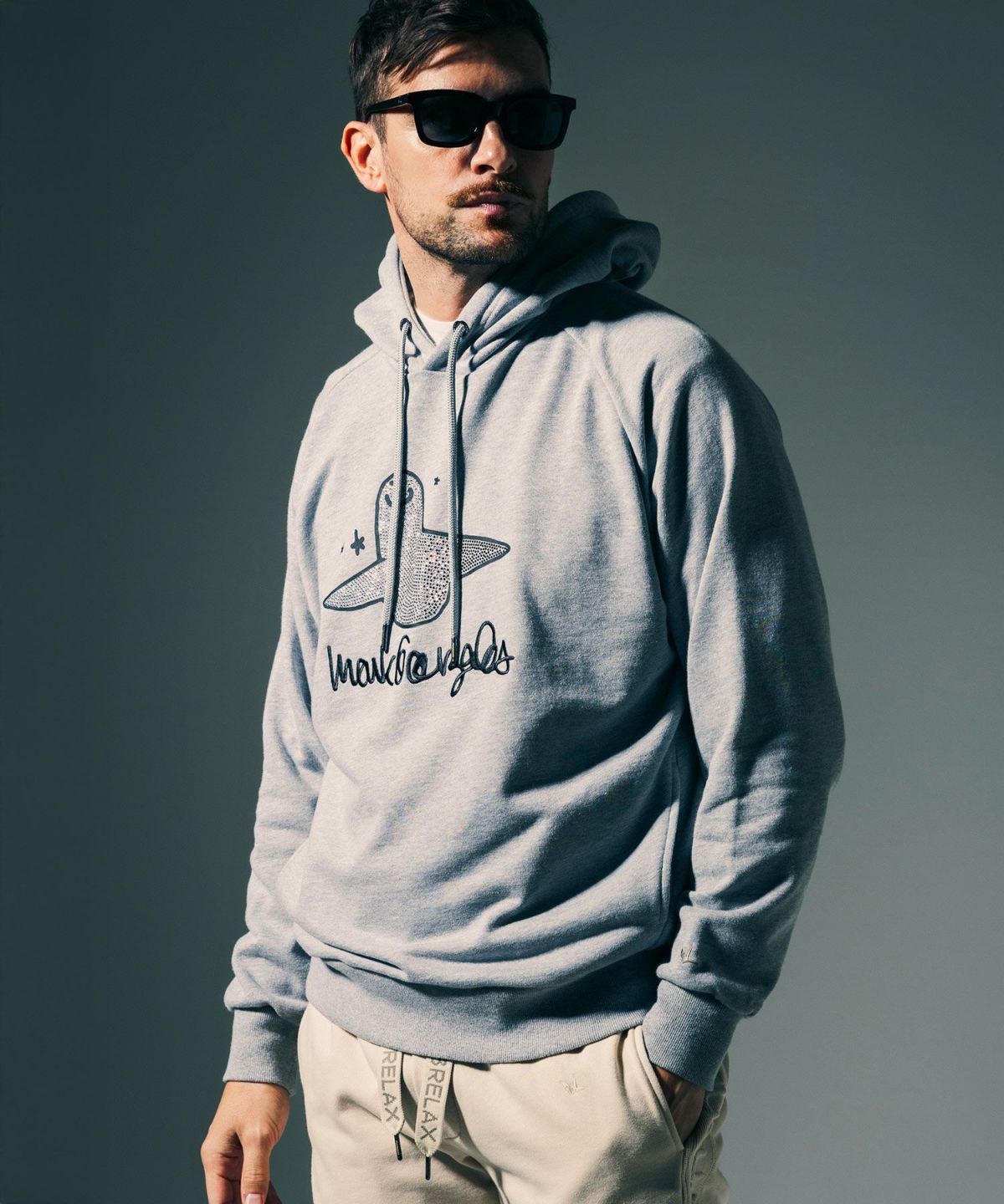 1PIU1UGUALE3 RELAX × Mark Gonzales / グラデーションラインストーンフーディー / パーカー / グレー【UST-26015】