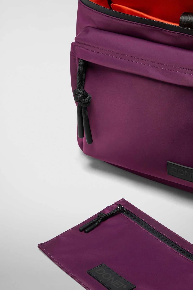 リュック バックパック ハンド ショルダー バッグ 2WAY / イースト+ウェスト リサイクルナイロン 防水 / Mサイズ / バーガンディ [ZAEWRM165 VINACCIA]