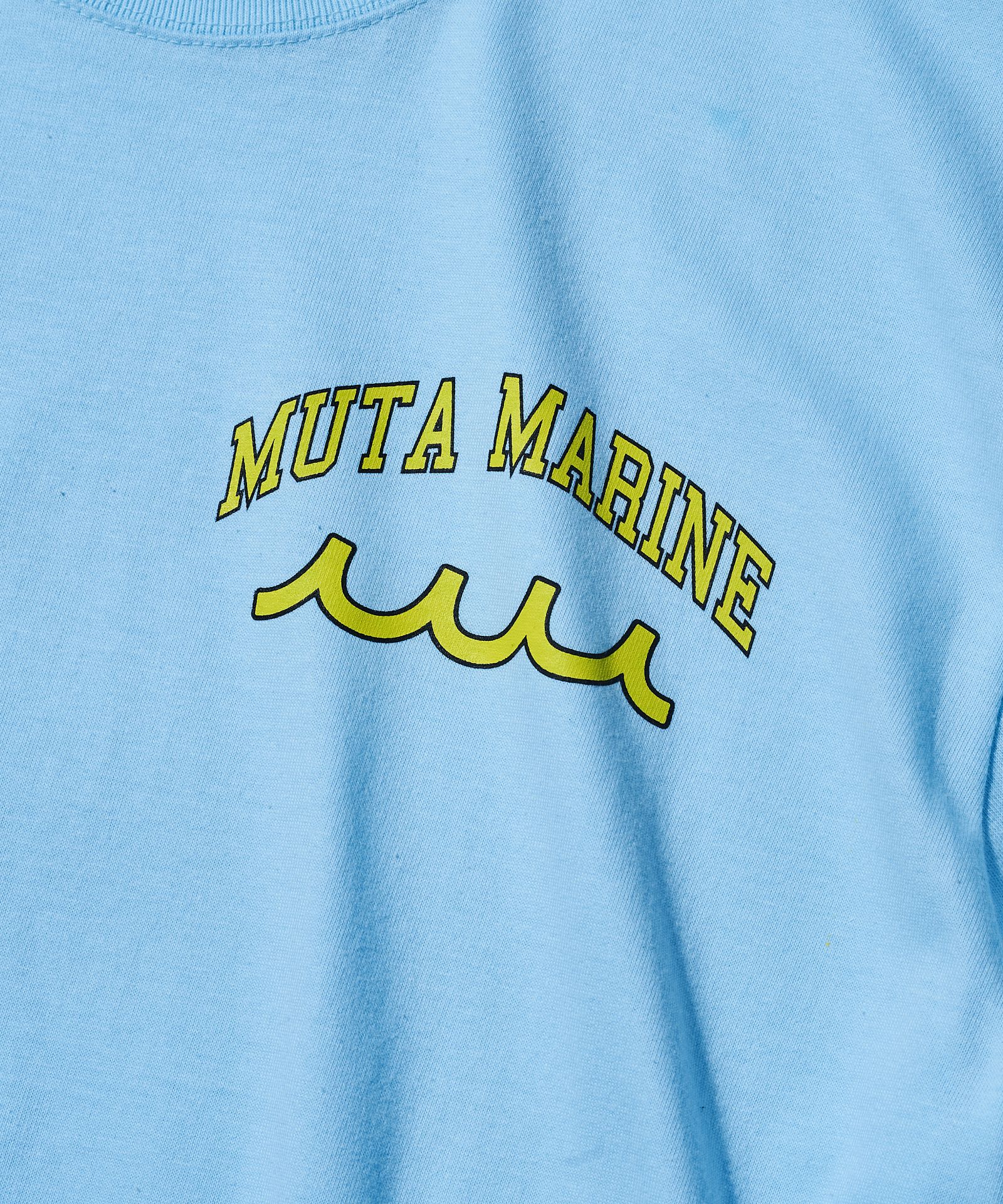 ACANTHUS × muta MARINE / muta College Logo Tee / ロゴTシャツ / SAX 【MA2528】