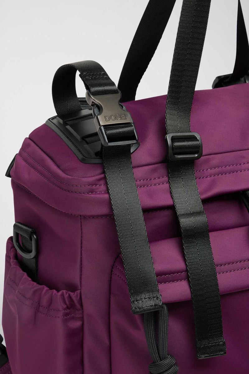 リュック バックパック ハンド ショルダー バッグ 2WAY / イースト+ウェスト リサイクルナイロン 防水 / Mサイズ / バーガンディ [ZAEWRM165 VINACCIA]