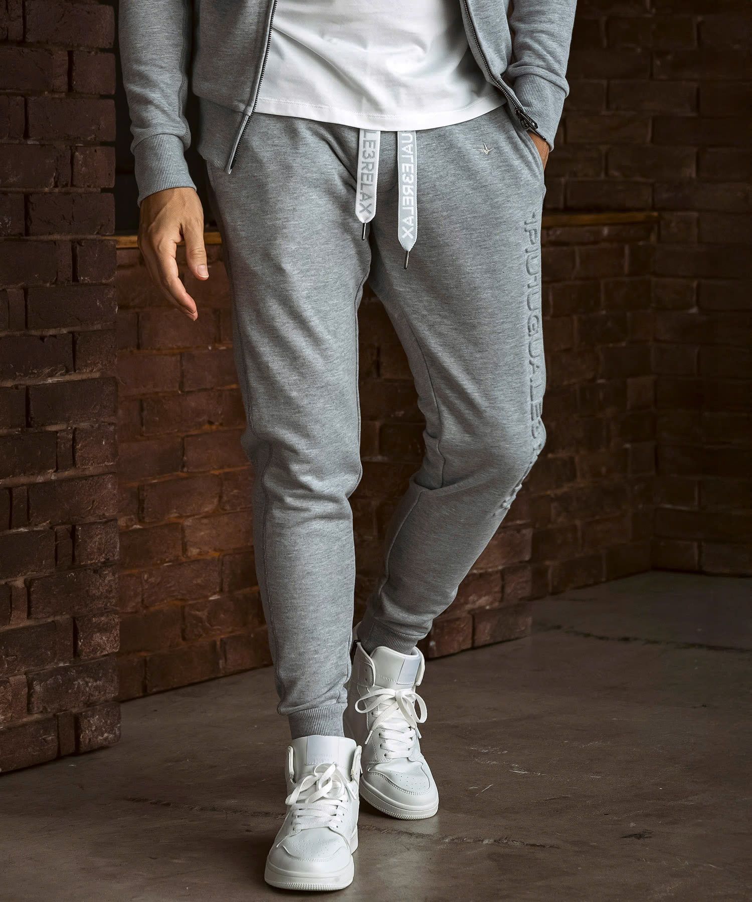 EMBOSSED LOGO JOGGER PANTS / エンボスロゴ ジョガーパンツ / グレー【USB-26083】