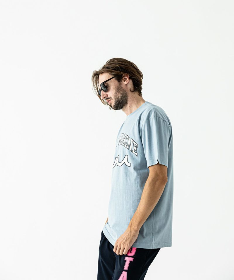 ACANTHUS x muta MARINE / muta College Logo Tee / カレッジロゴTシャツ / BLUE