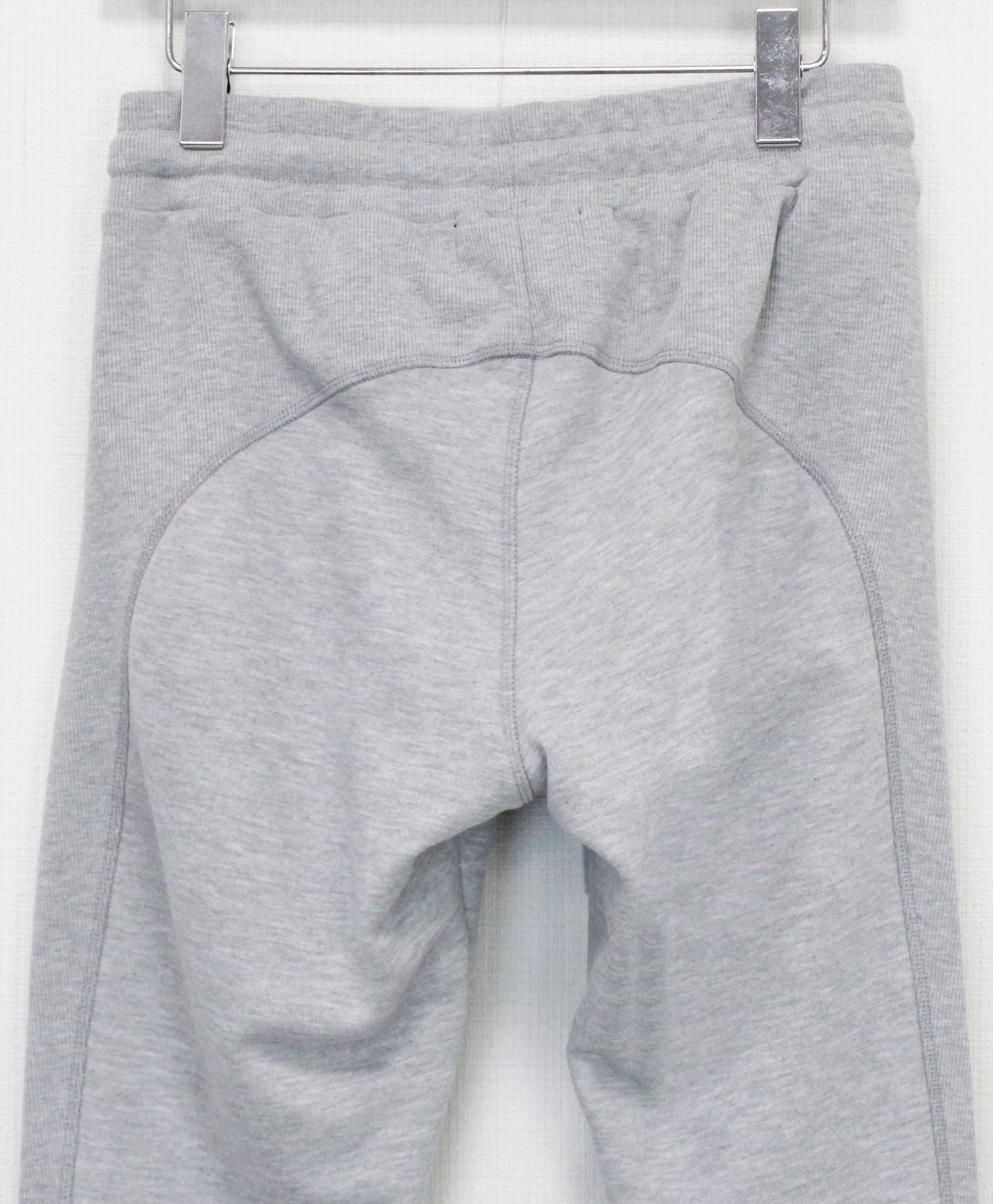 EMBOSSED LOGO JOGGER PANTS / エンボスロゴ ジョガーパンツ / グレー【USB-26083】