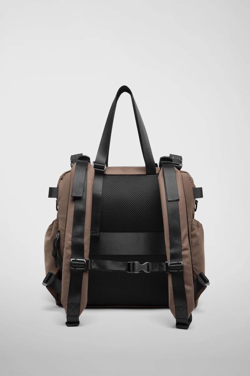 リュック バックパック ハンド ショルダー バッグ 2WAY / イースト+ウェスト リサイクルナイロン 防水 / Mサイズ / グレー [ZAEWRM012 GRIGIO]