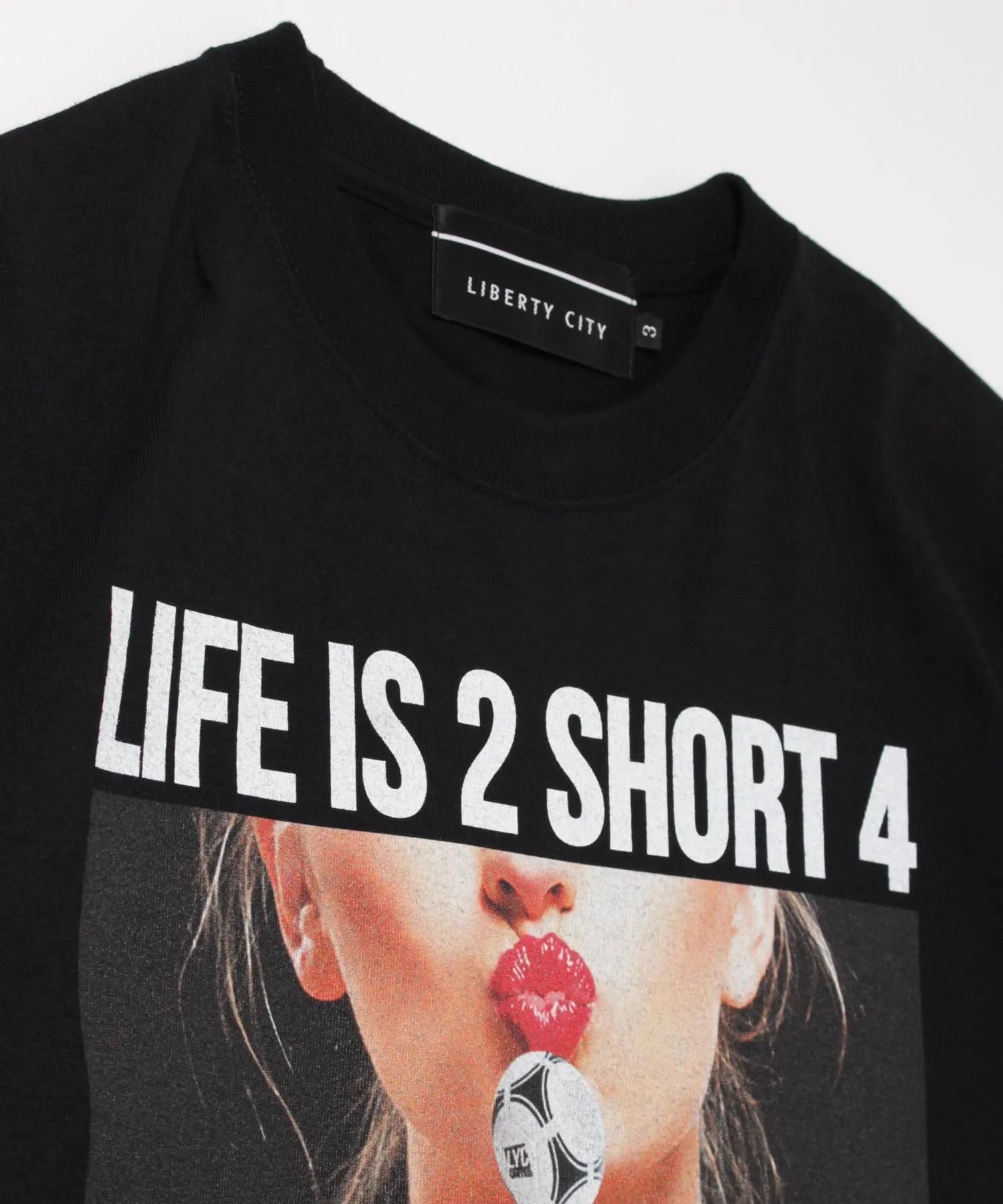 【FOOTBALLITIS】[LADY LUCK] Tシャツ / BLACK [261324CD]