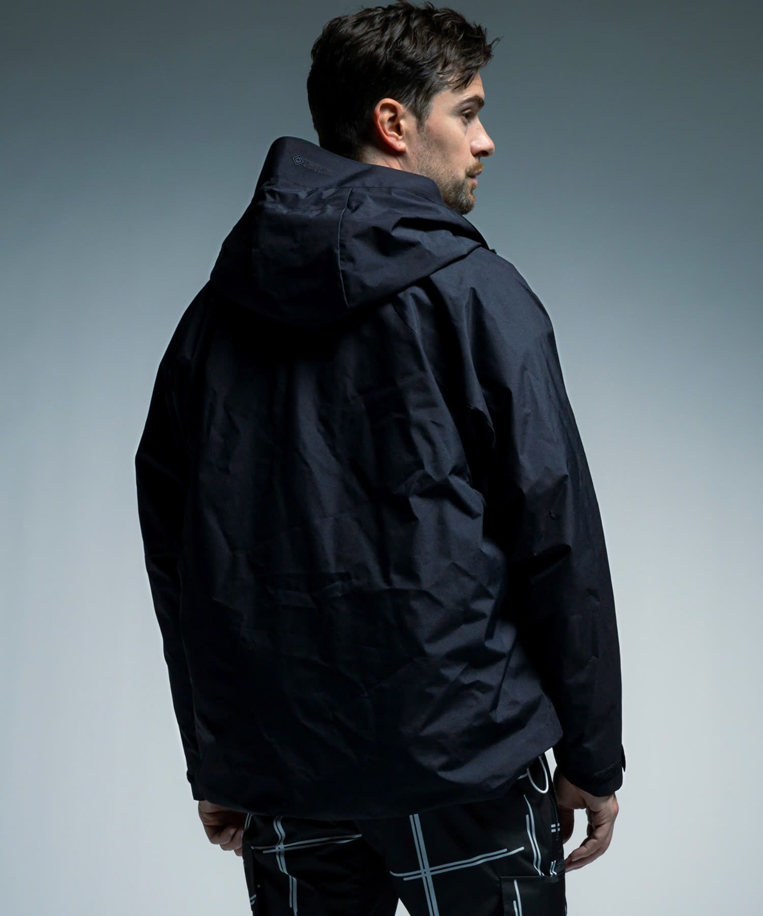 ☆先行予約☆1PIU1UGUALE3 RELAX × +phenix / トランスフォームマウンテンパーカー WINDSTOPPER プロダクト by GORE-TEX LABS /ウィンドストッパー / ゴアテックス  / ブラック【USO-26130】