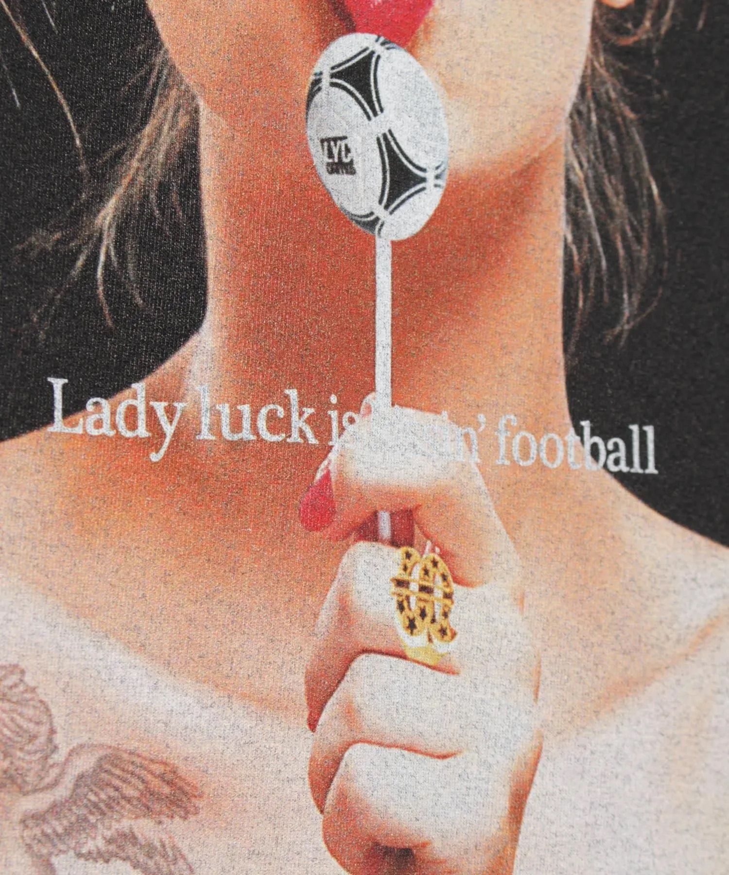 【FOOTBALLITIS】[LADY LUCK] Tシャツ / BLACK [261324CD]