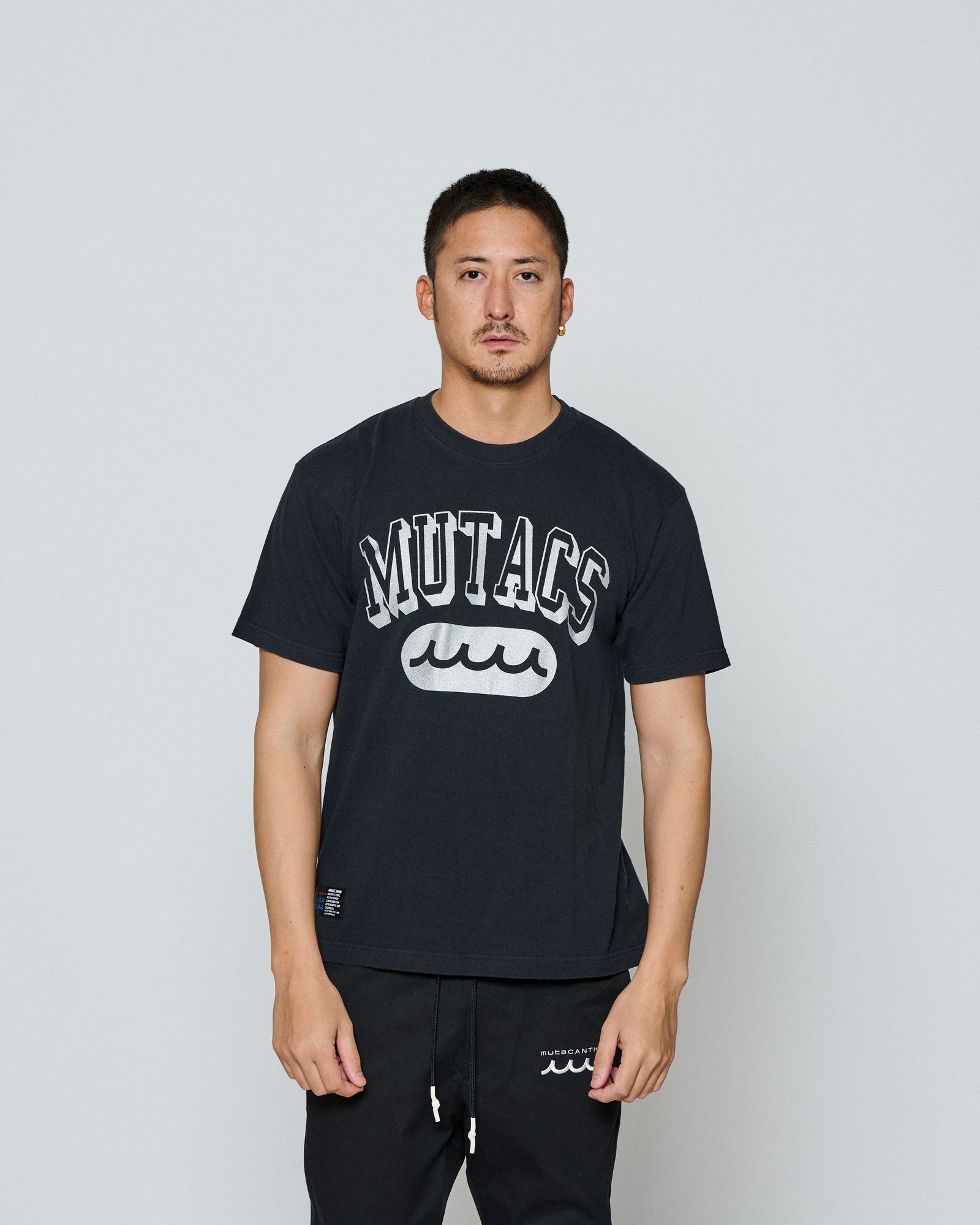 ☆先行予約☆ muta MARINE × ACANTHUS / カレッジロゴTシャツ / Shadow College Logo Tee / BLACK 【MA2662】