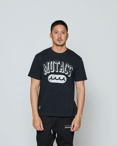 ☆先行予約☆ muta MARINE × ACANTHUS / カレッジロゴTシャツ / Shadow College Logo Tee / BLACK 【MA2662】