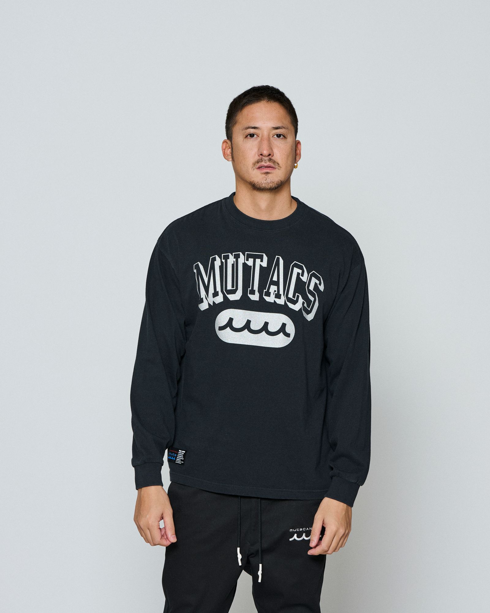 ☆先行予約☆ muta MARINE × ACANTHUS / カレッジロゴロンTee / Shadow College Logo L/S Tee / BLACK 【MA2661】