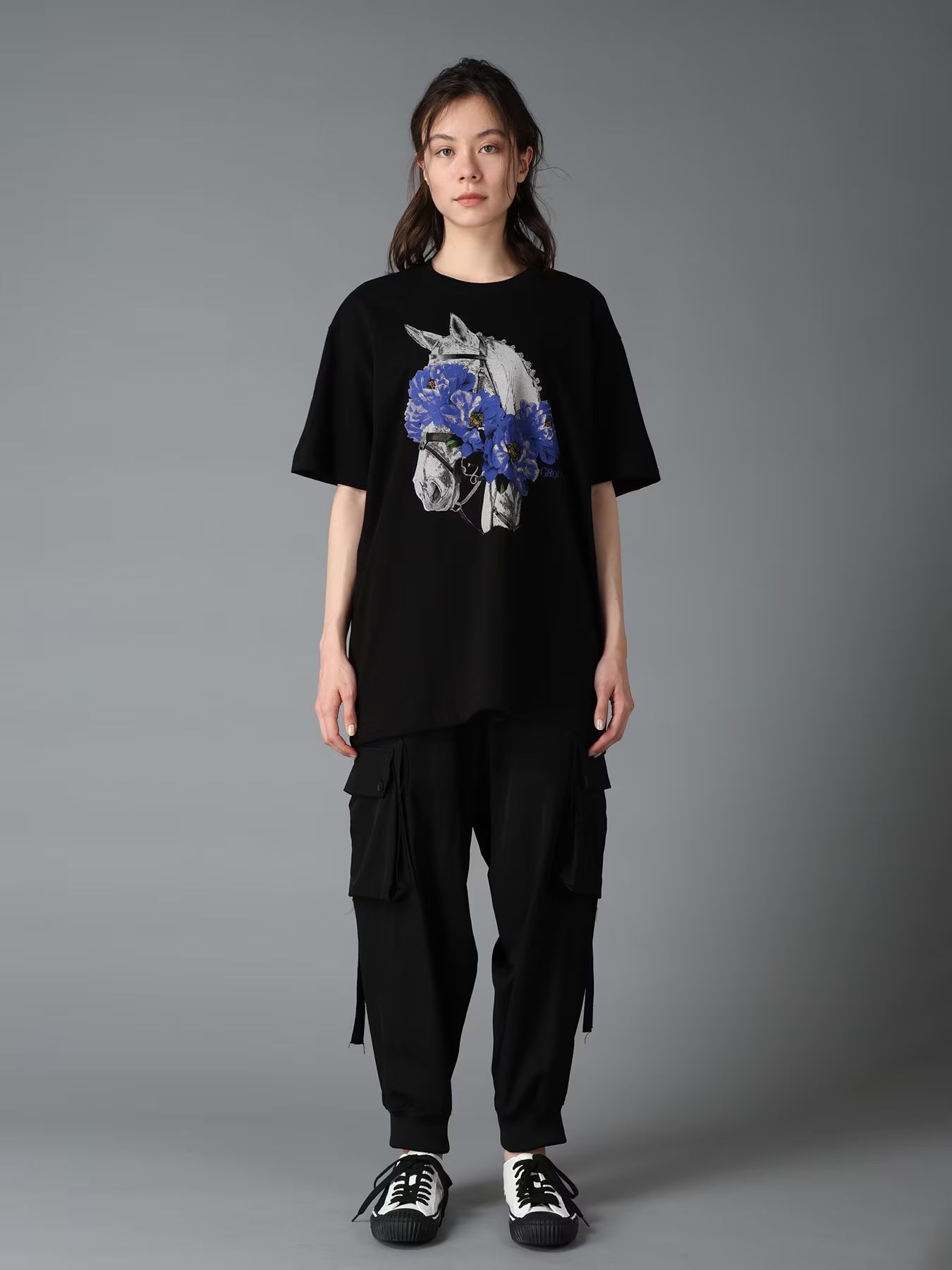 JERSEY HORSE AND BLUE PEONY T-SHIRT / BLACK [GW-T76-070-2]