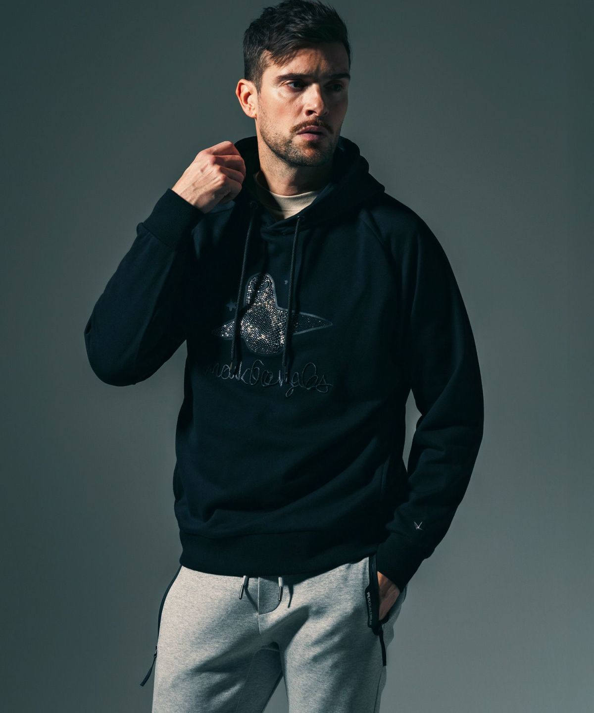 1PIU1UGUALE3 RELAX × Mark Gonzales / グラデーションラインストーンフーディー / パーカー / ブラック【UST-26015】