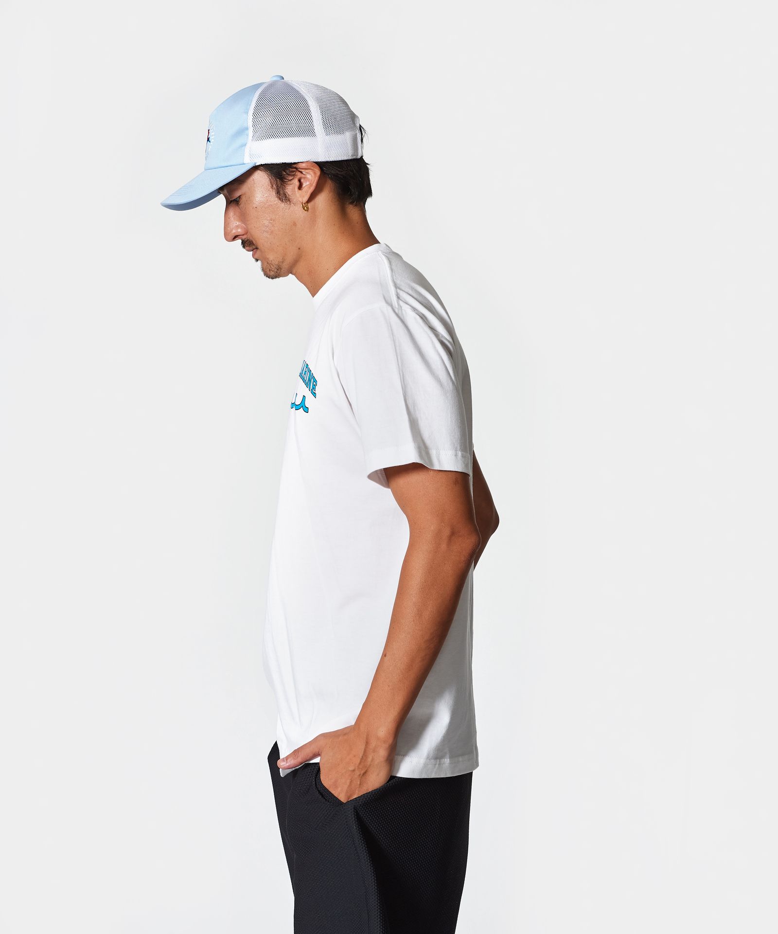 ACANTHUS × muta MARINE / muta College Logo Tee / ロゴTシャツ / WHITE 【MA2528】