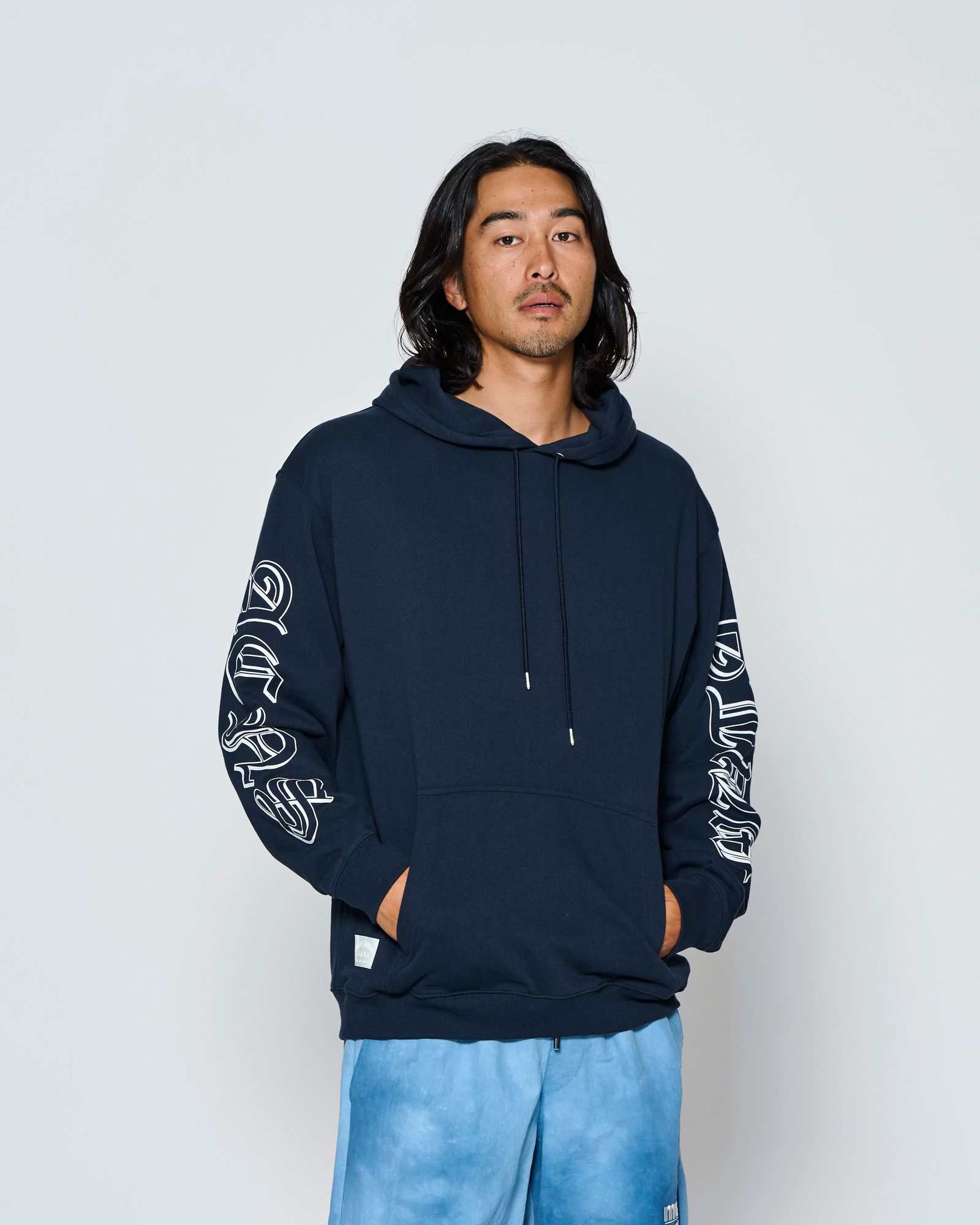 ☆先行予約☆muta MARINE × ACANTHUS  / スリーブプリントスウェットフーディー / プルオーバーパーカー /  Sleeve Print Hooded Sweatshirt / NAVY【MA2711】