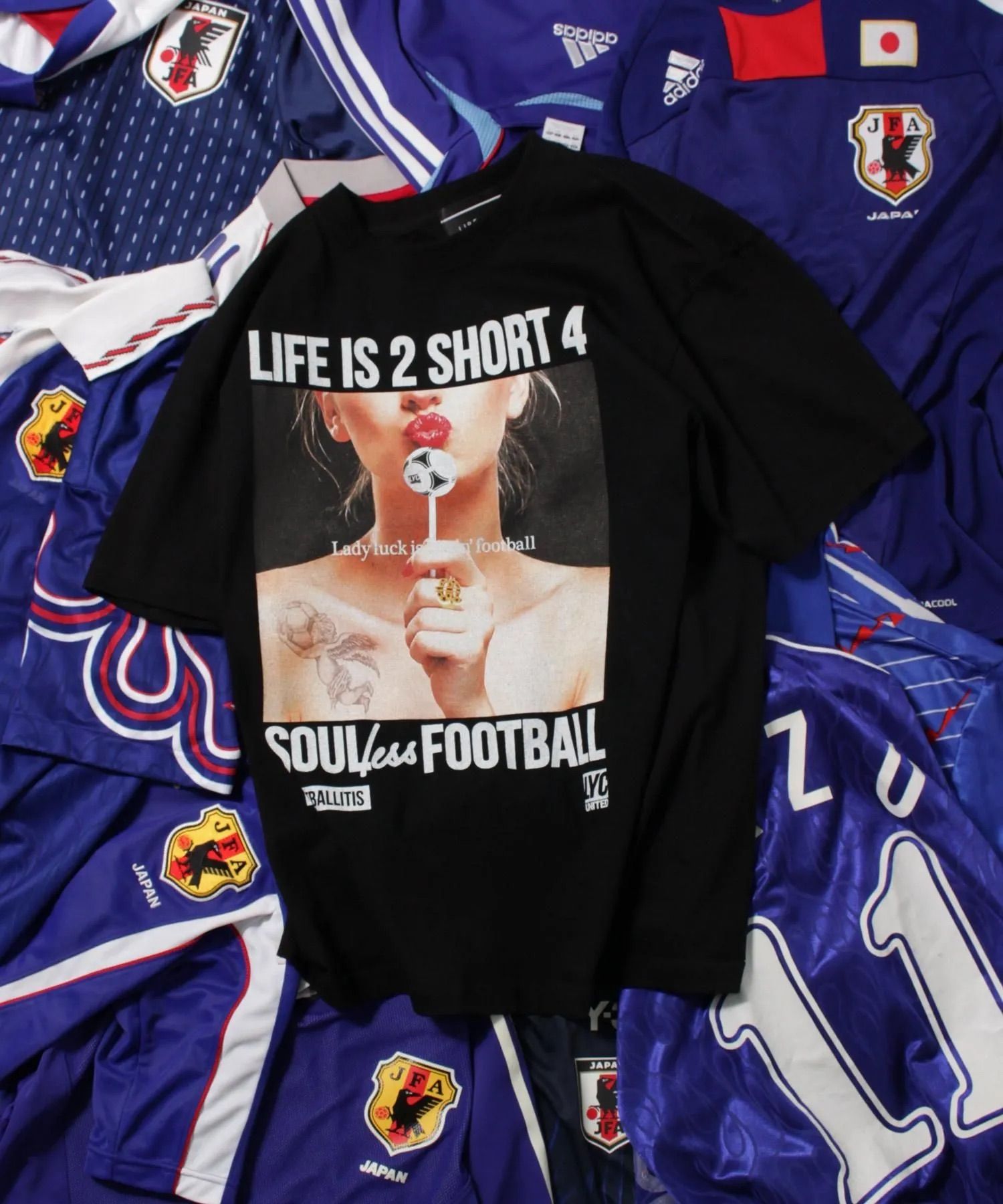 【FOOTBALLITIS】[LADY LUCK] Tシャツ / BLACK [261324CD]