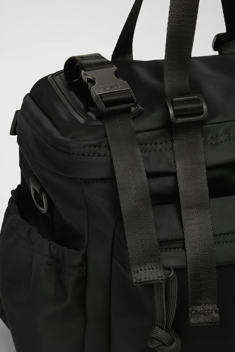 リュック バックパック ハンド ショルダー バッグ 2WAY / イースト+ウェスト リサイクルナイロン 防水 / Mサイズ / ブラック [ZAEWRM001 NERO]