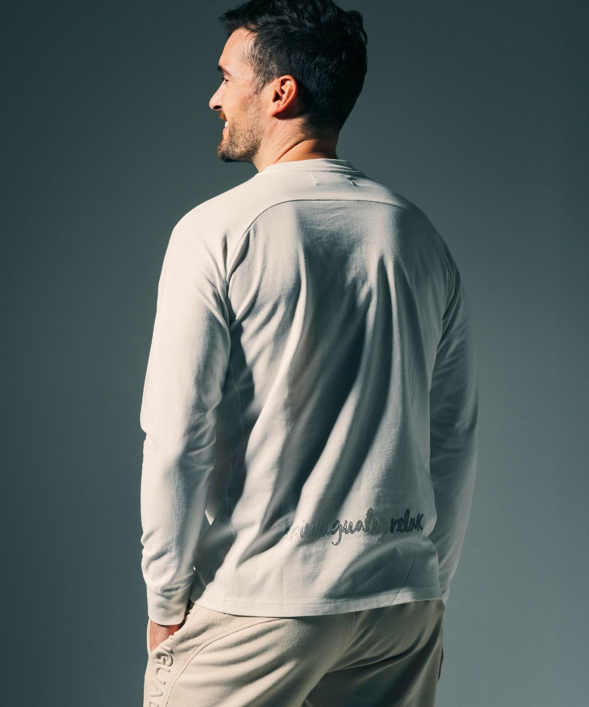 1PIU1UGUALE3 RELAX × Mark Gonzales / グラデーションラインストーンロングTシャツ / ホワイト【UST-26016】