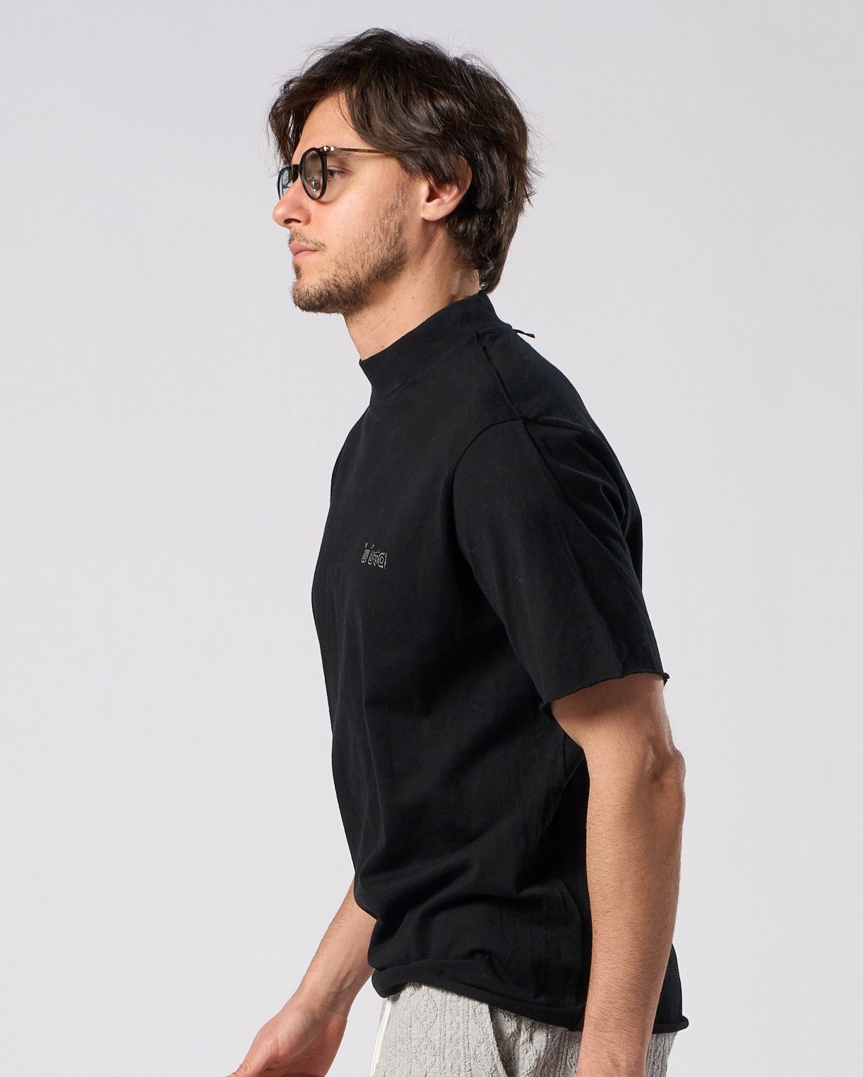 ☆先行予約☆ muta × wjk  / カットオフ モックネックシャツ / cut-off mock S/S(printed) / DEEP BLACK [704 mw03i]