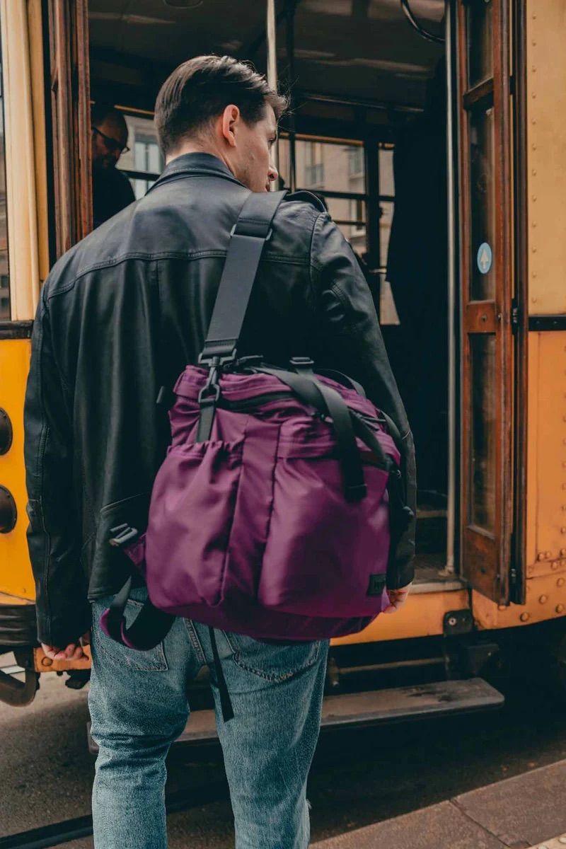 リュック バックパック ハンド ショルダー バッグ 2WAY / イースト+ウェスト リサイクルナイロン 防水 / Mサイズ / バーガンディ [ZAEWRM165 VINACCIA]