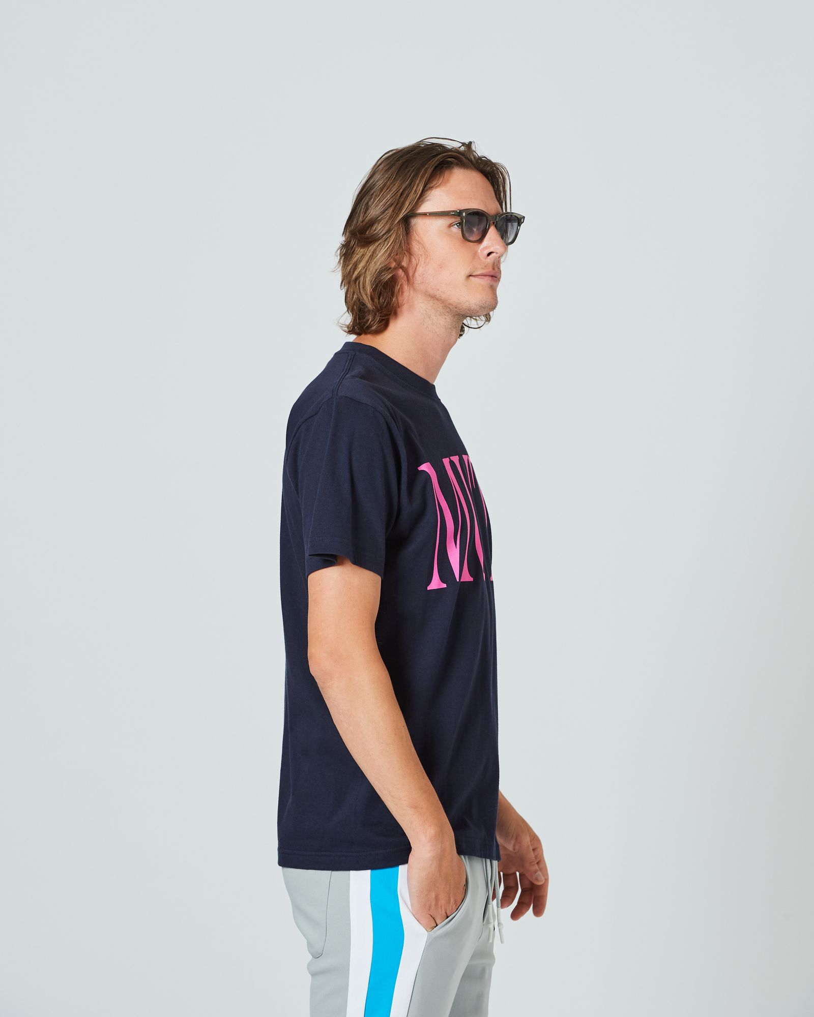 ACANTHUS x muta MARINE / muta BIG Logo Tee / ロゴプリントTシャツ / NAVY / MA2413