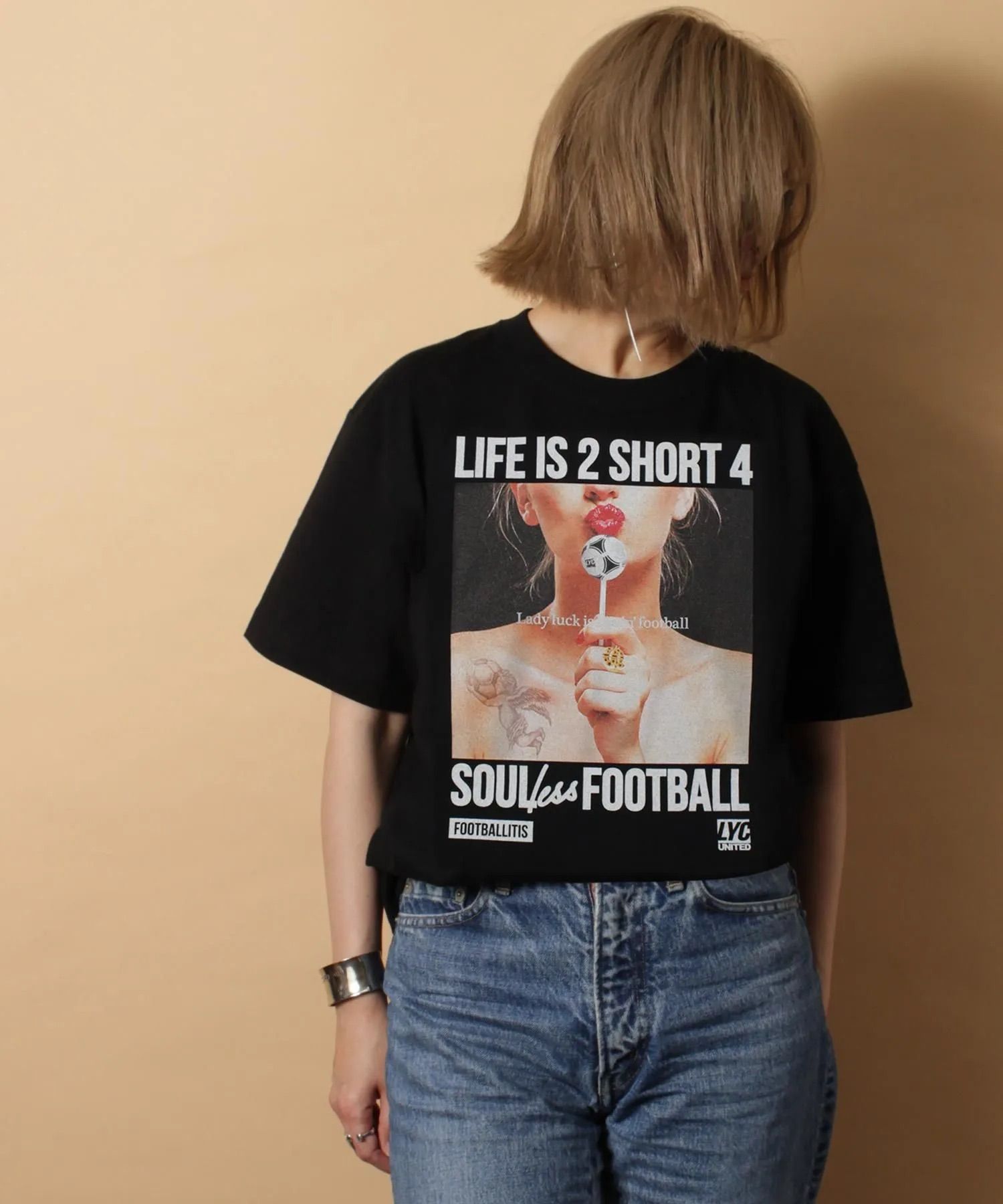 【FOOTBALLITIS】[LADY LUCK] Tシャツ / BLACK [261324CD]