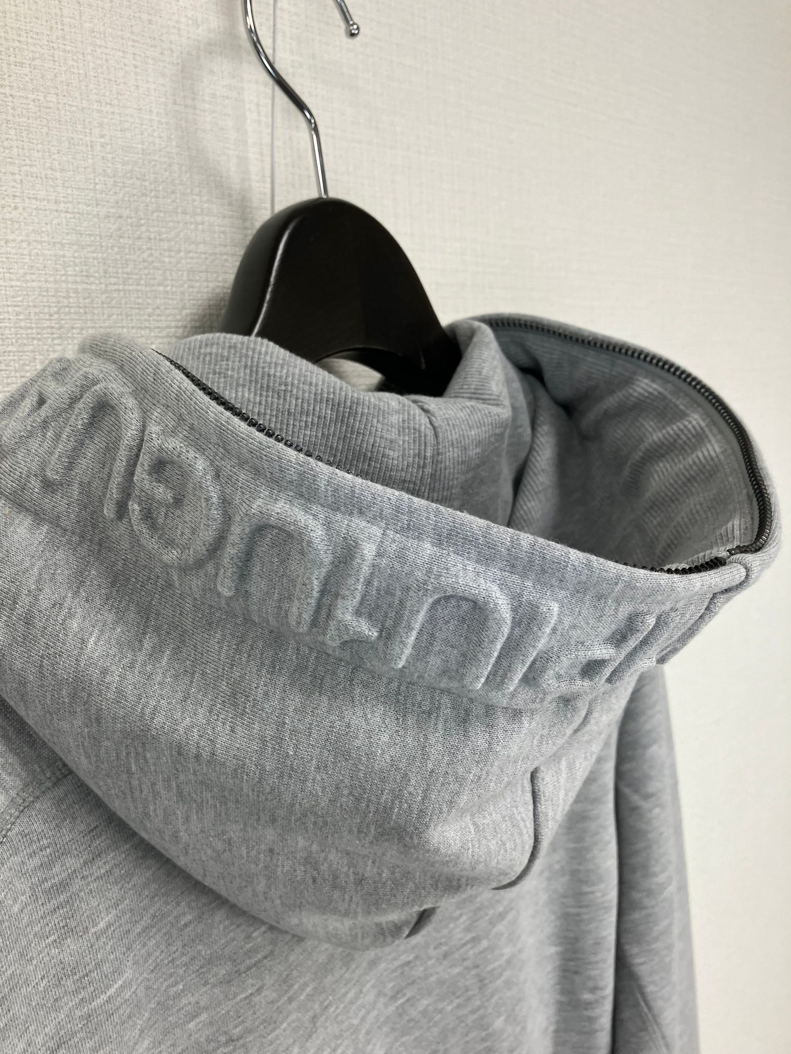 HOOD EMBOSSED LOGO HOODIE / エンボスロゴ ジップパーカー / グレー【USO-26063】