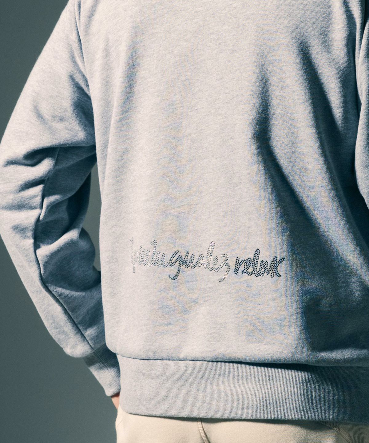 1PIU1UGUALE3 RELAX × Mark Gonzales / グラデーションラインストーンフーディー / パーカー / グレー【UST-26015】