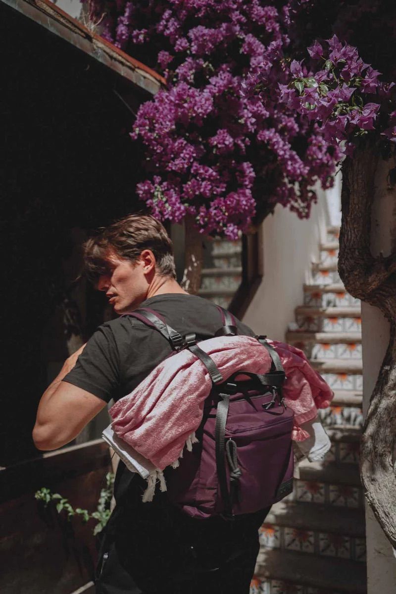 リュック バックパック ハンド ショルダー バッグ 2WAY / イースト+ウェスト リサイクルナイロン 防水 / Mサイズ / バーガンディ [ZAEWRM165 VINACCIA]