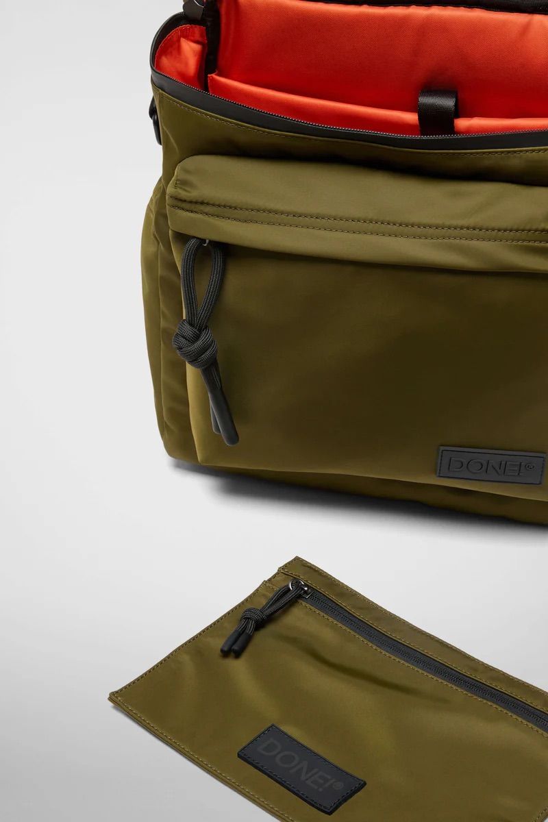 リュック バックパック ハンド ショルダー バッグ 2WAY / イースト+ウェスト リサイクルナイロン 防水 / Mサイズ / ヴェルドーネ(オリーブグリーン) [ZAEWRM003 VERDONE]