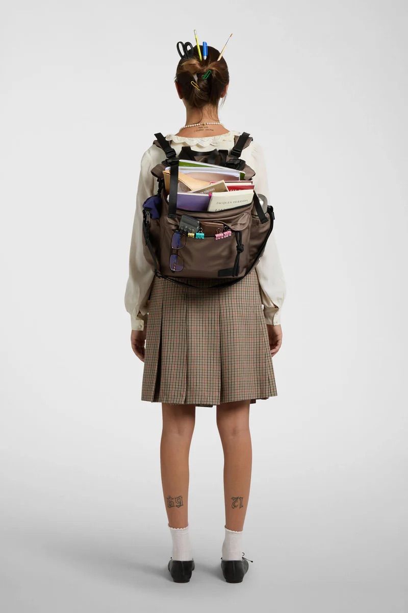 リュック バックパック ハンド ショルダー バッグ 2WAY / イースト+ウェスト リサイクルナイロン 防水 / Mサイズ / グレー [ZAEWRM012 GRIGIO]