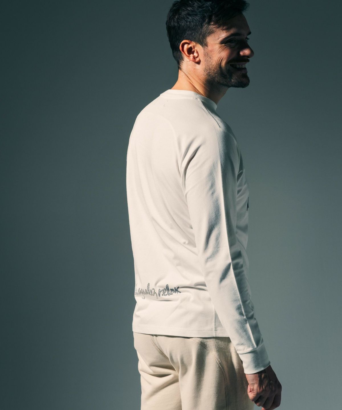 1PIU1UGUALE3 RELAX × Mark Gonzales / グラデーションラインストーンロングTシャツ / ホワイト【UST-26016】