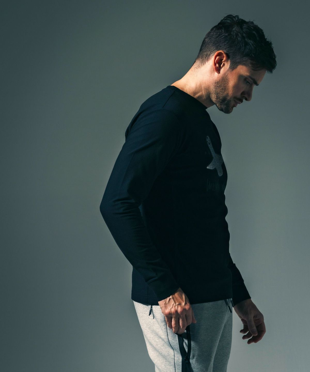 1PIU1UGUALE3 RELAX × Mark Gonzales / グラデーションラインストーンロングTシャツ / ブラック【UST-26016】