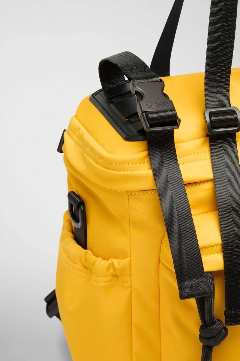 リュック バックパック ハンド ショルダー バッグ 2WAY / イースト+ウェスト リサイクルナイロン 防水 / Mサイズ / イエロー [ZAEWRM006 GIALLO]